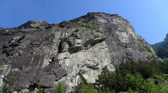 Routeninfos und Topos zum Klettergebiet «Il Cippo» findest du im Kletterführer «extrem SUD» von edition filidor.
