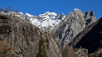 Routeninfos und Topos zum Klettergebiet «Remenno – Pesgunfi» findest du im Kletterführer «extrem SUD» von edition filidor.