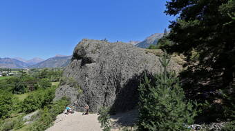 Routeninfos und Topos zum Klettergebiet «Mont-Dauphin» findest du im Kletterführer «Schweiz Plaisir SUD 2020» von edition filidor.