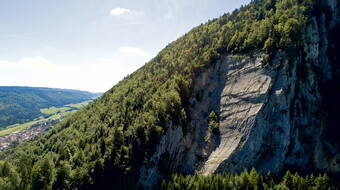 Routeninfos und Topos zum Klettergebiet «Dalle de St-Imier» findest du im Kletterführer «Schweiz plaisir JURA» von edition filidor.