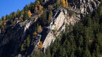 Routeninfos und Topos zum Klettergebiet Balacher findest du im Kletterführer «Schweiz extrem West Band 1» von edition filidor.