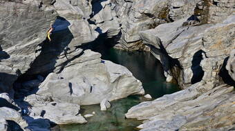 Routeninfos und Topos zum Klettergebiet «Ponte Brolla» findest du im Kletterführer «extrem SUD» von edition filidor.