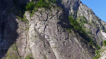 Routeninfos und Topos zum Klettergebiet «Pilastro Grigio» findest du im Kletterführer «extrem SUD» von edition filidor.