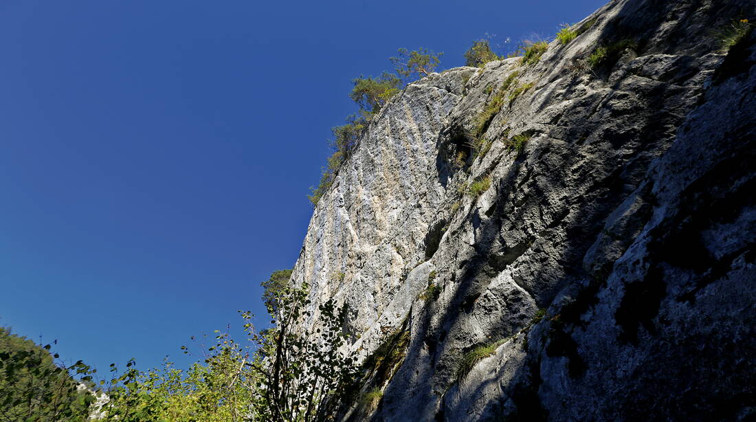 Routeninfos und Topos zum Klettergebiet «Roc du Pichoux» findest du im Kletterführer «Schweiz extrem JURA» von edition filidor.