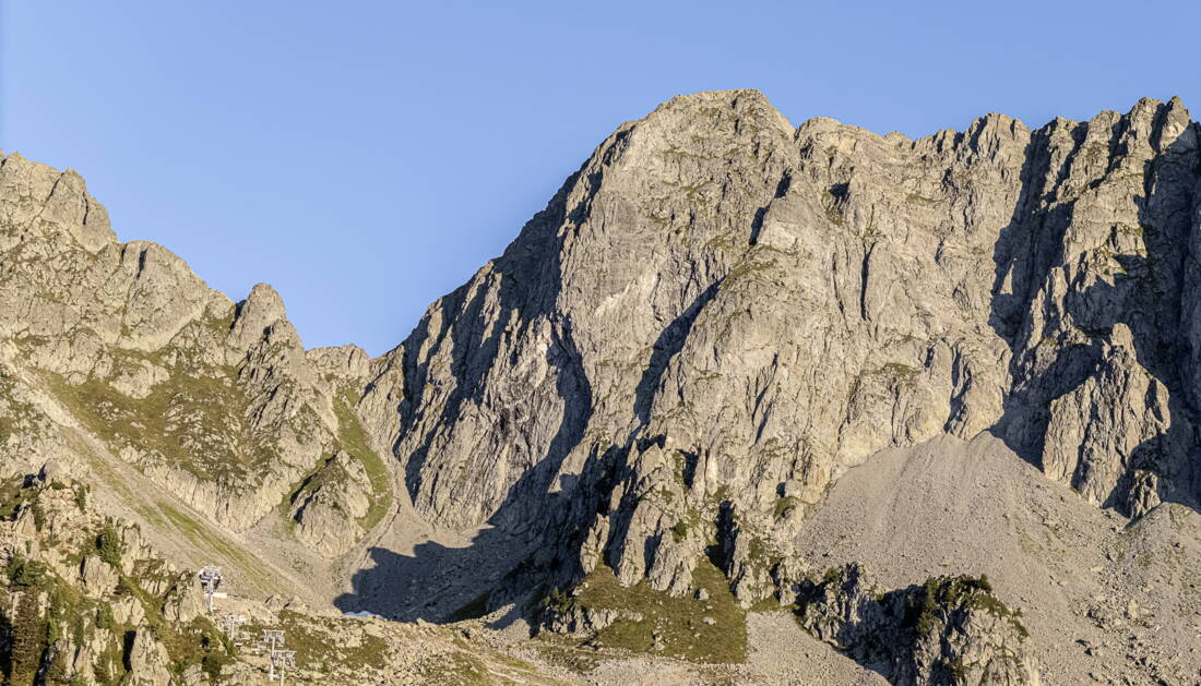 Routeninfos und Topos zum Klettergebiet «Petits Perrons» findest du im Kletterführer «Schweiz plaisir West Band 2» von edition filidor.