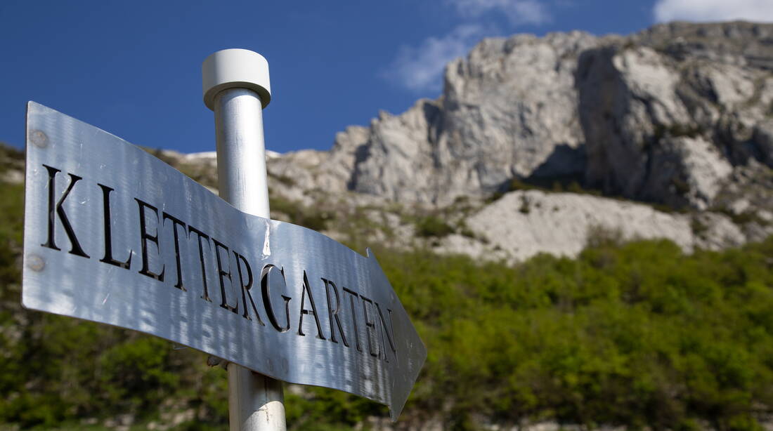 Routeninfos und Topos zum Klettergebiet «Stoss» findest du im Kletterführer «Schweiz plaisir OST» von edition filidor.