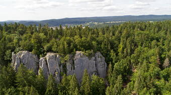 Routeninfos und Topos zum Klettergebiet «Trois Commères» findest du im Kletterführer «Schweiz plaisir JURA» von edition filidor.