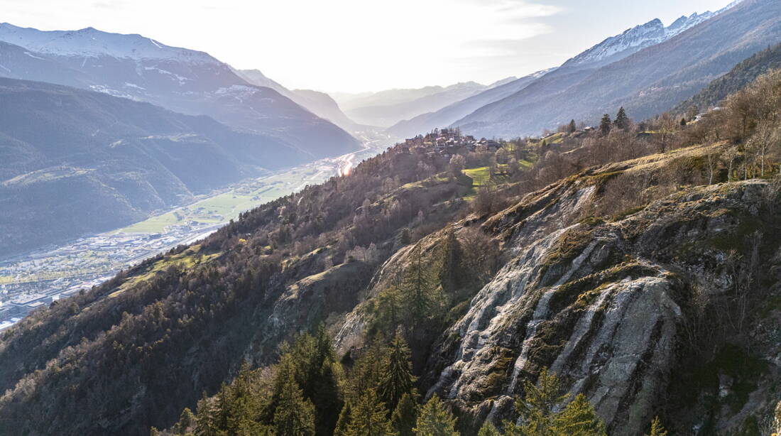 Routeninfos und Topos zum Klettergebiet «Finnenplatte» findest du im Kletterführer «Schweiz plaisir West Band 2» von edition filidor.