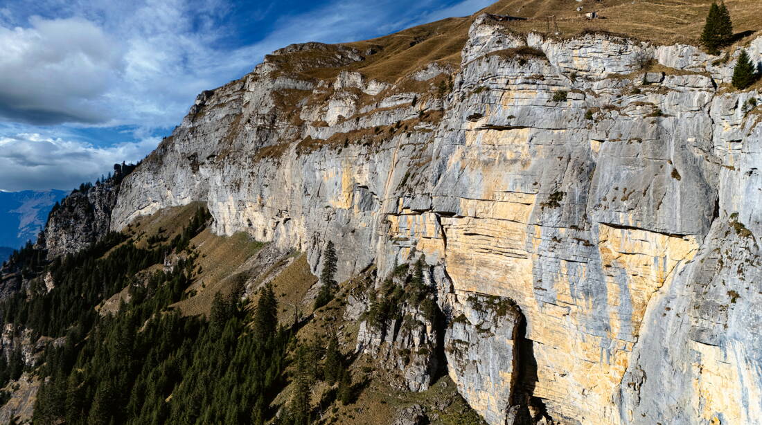 Routeninfos und Topos zum Klettergebiet «Spiggen» findest du im Kletterführer «Schweiz extrem West Band 2» von edition filidor.