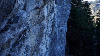 Routeninfos und Topos zum Klettergebiet «Rynächtpfeiler» findest du im Kletterführer «Schweiz plaisir OST» von edition filidor.