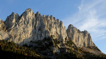 Routeninfos und Topos zum Klettergebiet «Gastlosen» findest du im Kletterführer «Schweiz plaisir West Band 1» von edition filidor.
