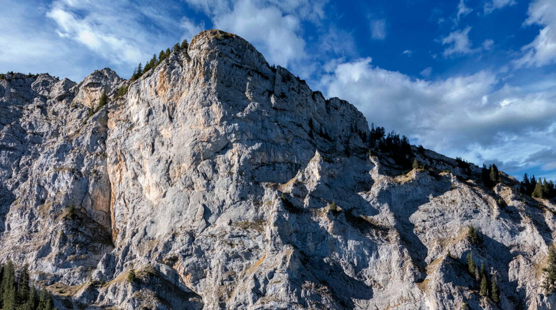 Routeninfos und Topos zum Klettergebiet «Bachfluh» findest du im Kletterführer «Schweiz extrem West Band 2» von edition filidor.