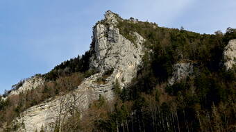 Routeninfos und Topos zum Klettergebiet «Roche des Nants» findest du im Kletterführer «Schweiz plaisir JURA» von edition filidor.