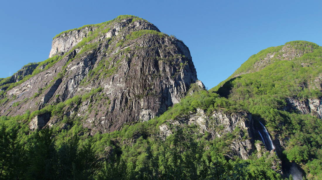 Routeninfos und Topos zum Klettergebiet «Sasso Tròlcia – La Distilleria» findest du im Kletterführer «extrem SUD» von edition filidor.