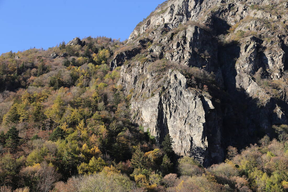 Routeninfos und Topos zum Klettergebiet «Eole» findest du im Kletterführer «Schweiz plaisir West Band 2» von edition filidor.