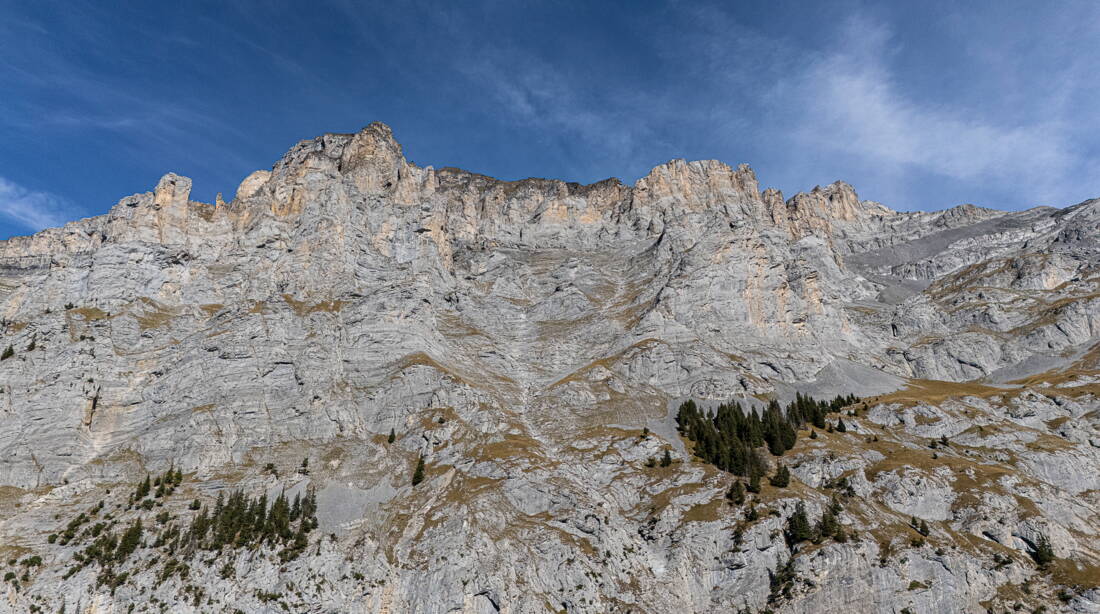 Routeninfos und Topos zum Klettergebiet «Halpi» findest du im Kletterführer «Schweiz extrem West Band 2» von edition filidor.