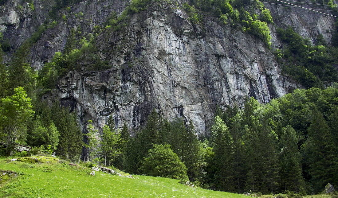 Routeninfos und Topos zum Klettergebiet «Hohfluh Guttannen» findest du im Kletterführer «Schweiz Plaisir West 2019» von edition filidor.