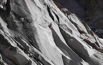 Routeninfos und Topos zum Klettergebiet «Graue Wand» findest du im Kletterführer «Schweiz Plaisir West Band 1» von edition filidor.