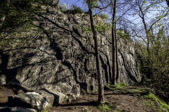 Routeninfos und Topos zum Klettergebiet «Guide» findest du im Kletterführer «Schweiz Plaisir West Band 2» von edition filidor.