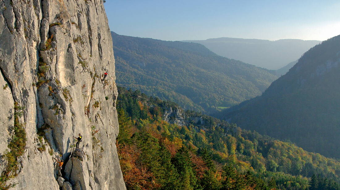 Routeninfos und Topos zum Klettergebiet «Vaferdeau» findest du im Kletterführer «Schweiz plaisir JURA 2017» von edition filidor.