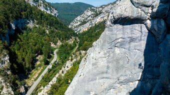 Routeninfos und Topos zum Klettergebiet «Arête spéciale» findest du im Kletterführer «Schweiz plaisir JURA» von edition filidor.