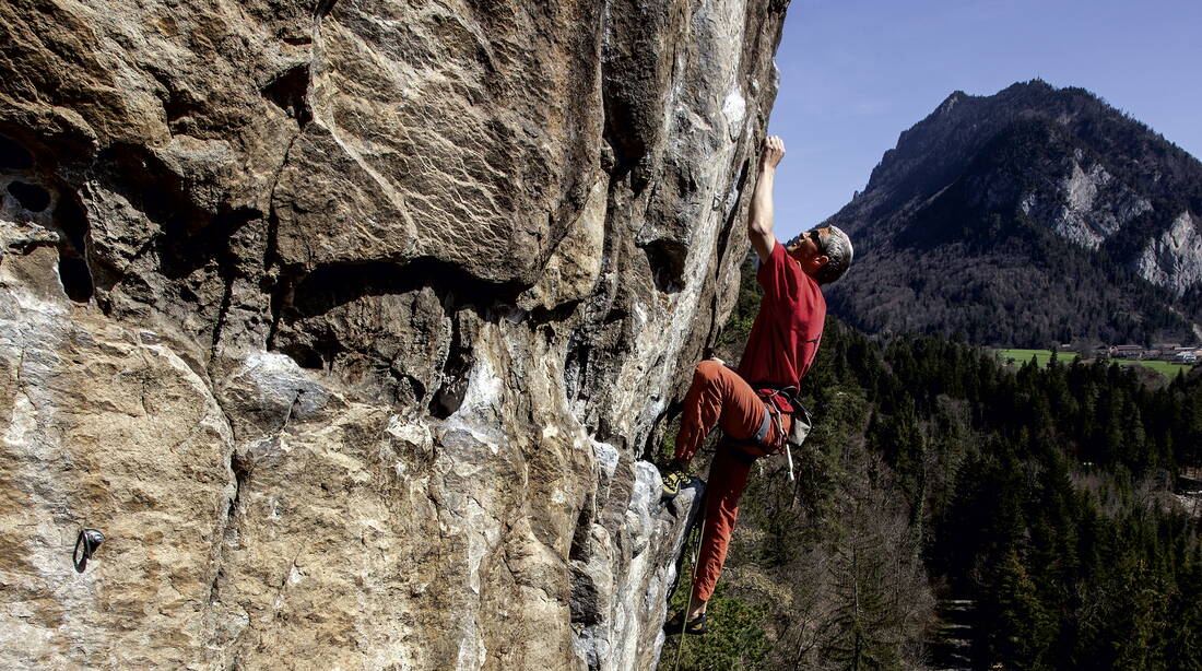 Routeninfos und Topos zum Klettergebiet «Neuhaus» findest du im Kletterführer «Schweiz extrem West 2013» von edition filidor.