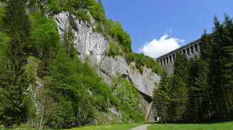 Routeninfos und Topos zum Klettergebiet «Staumauer Wägital» findest du im Kletterführer «Schweiz extrem OST» von edition filidor.
