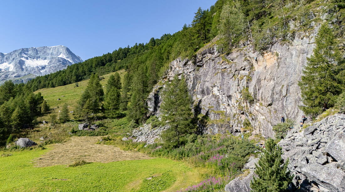 Routeninfos und Topos zum Klettergebiet «Pragrachèt» findest du im Kletterführer «Schweiz plaisir West Band 2» von edition filidor.