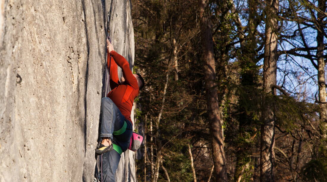 Routeninfos und Topos zum Klettergebiet «Toiles et êtoiles» findest du im Kletterführer «Schweiz extrem JURA» von edition filidor.