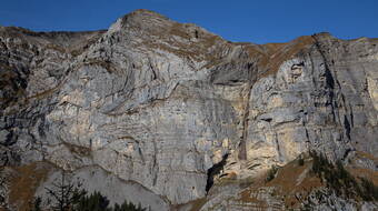 Routeninfos und Topos zum Klettergebiet «Cheselenfluh – Stepfen» findest du im Kletterführer «Schweiz extrem OST» von edition filidor.