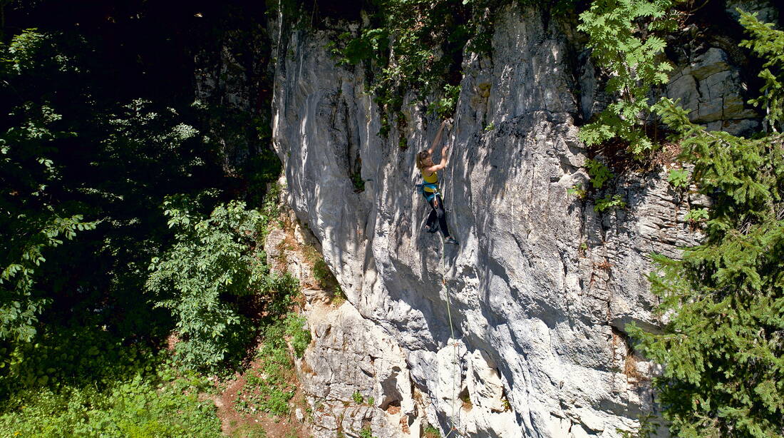 Routeninfos und Topos zum Klettergebiet «St-Cergue» findest du im Kletterführer «Schweiz plaisir JURA 2017» von edition filidor.