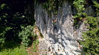 Routeninfos und Topos zum Klettergebiet «St-Cergue» findest du im Kletterführer «Schweiz plaisir JURA» von edition filidor.