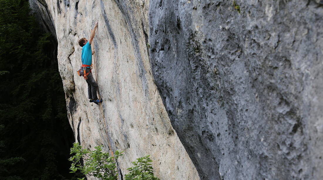 Routeninfos und Topos zum Klettergebiet «Vermes» findest du im Kletterführer «Schweiz extrem JURA» von edition filidor.