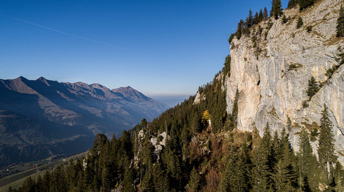 Routeninfos und Topos zum Klettergebiet «Elsigen» findest du im Kletterführer «Schweiz extrem West Band 1» von edition filidor.