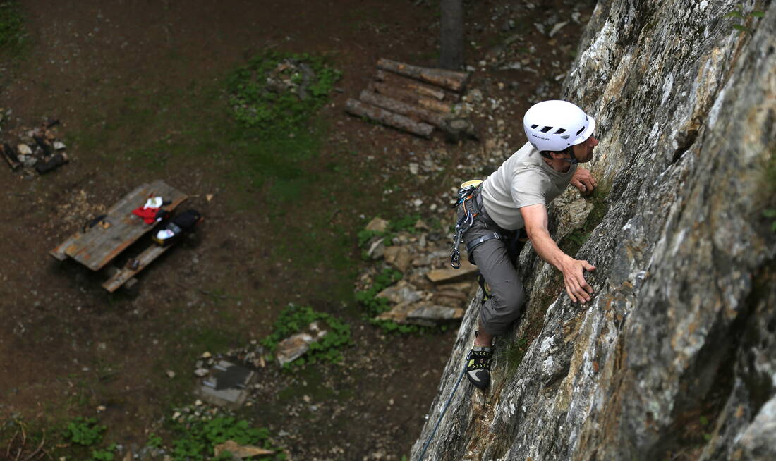 Routeninfos und Topos zum Klettergebiet «Château Roc» findest du im Kletterführer «Schweiz Plaisir West Band 2» von edition filidor.