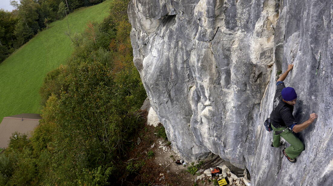 Routeninfos und Topos zum Klettergebiet «Hole» findest du im Kletterführer «Schweiz Plaisir West 2019» von edition filidor.