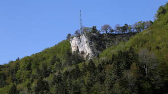 Routeninfos und Topos zum Klettergebiet «Sendeturm» findest du im Kletterführer «Schweiz plaisir JURA 2017» von edition filidor.