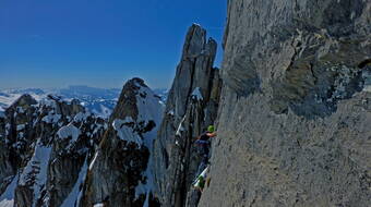 Routeninfos und Topos zum Klettergebiet «Silber- und Kluckerplatte» findest du im Kletterführer «Schweiz plaisir OST» von edition filidor.