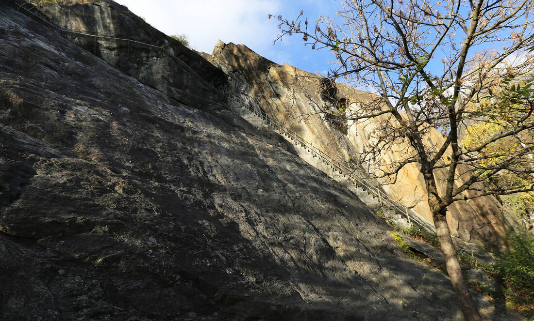 Routeninfos und Topos zum Klettergebiet «Ice Age» findest du im Kletterführer «Schweiz Plaisir West Band 2» von edition filidor.