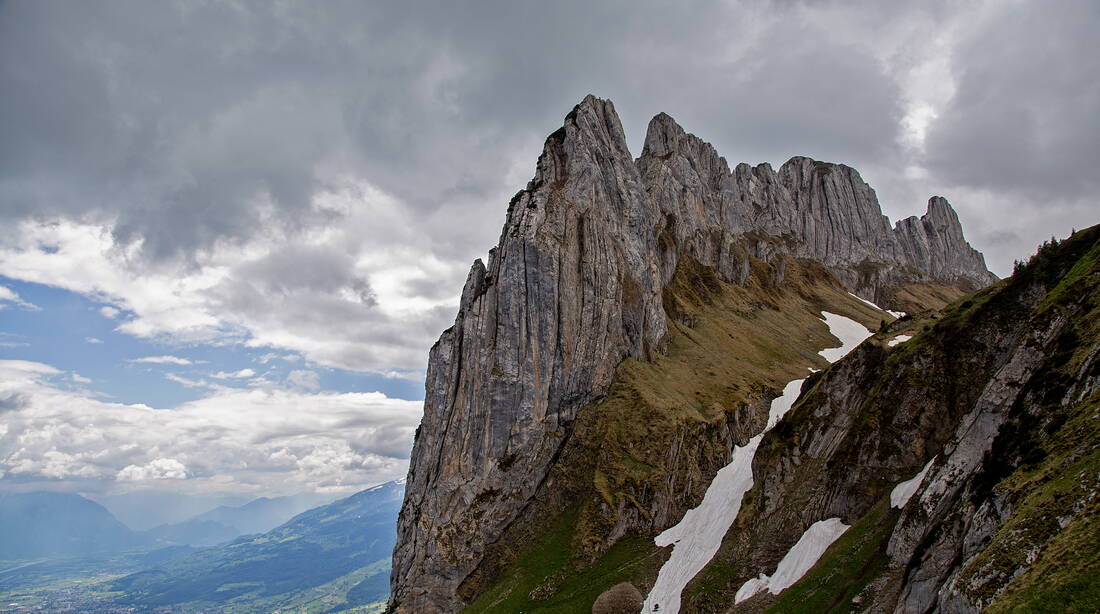 Routeninfos und Topos zum Klettergebiet «Kreuzberge» findest du im Kletterführer «Schweiz plaisir OST» von edition filidor.