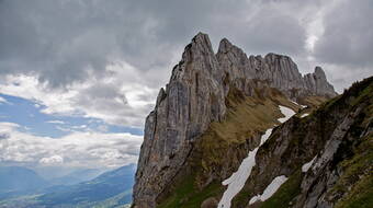 Routeninfos und Topos zum Klettergebiet «Kreuzberge» findest du im Kletterführer «Schweiz plaisir OST» von edition filidor.