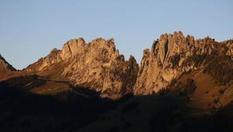 Routeninfos und Topos zum Klettergebiet «Gastlosen» findest du im Kletterführer «Schweiz plaisir West Band 1» von edition filidor.