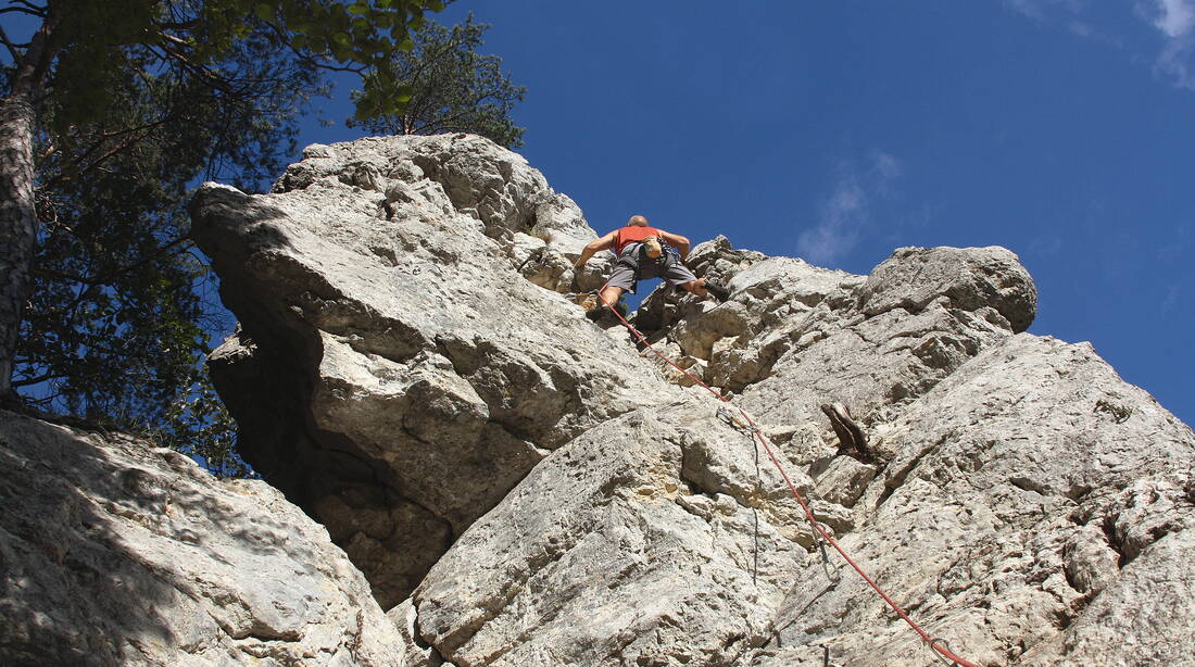 Routeninfos und Topos zum Klettergebiet «Santelhöchi» findest du im Kletterführer «Schweiz plaisir JURA» von edition filidor.